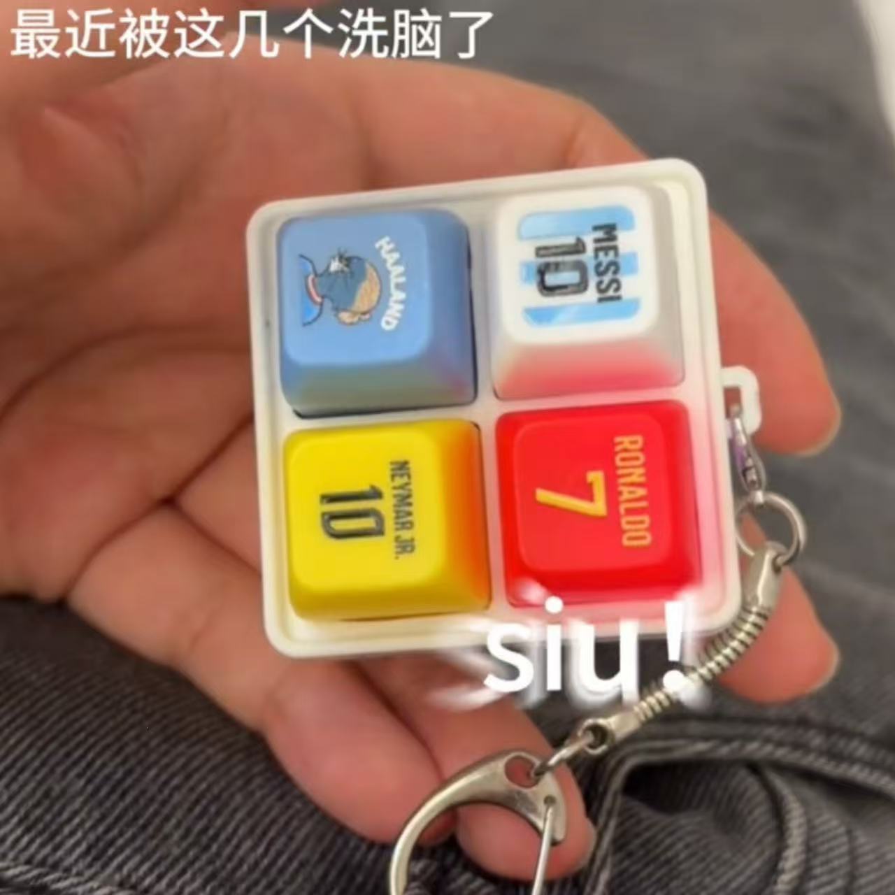 Gantungan kunci bertema sepak  - Prank Toys ulasan dan harga