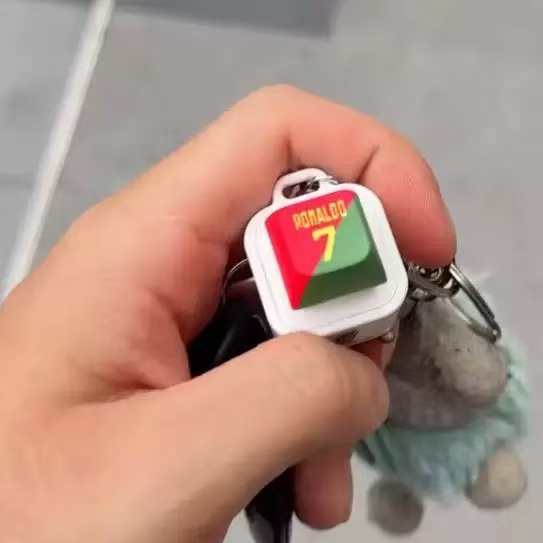 Gantungan kunci bertema sepak  - Prank Toys ulasan dan harga
